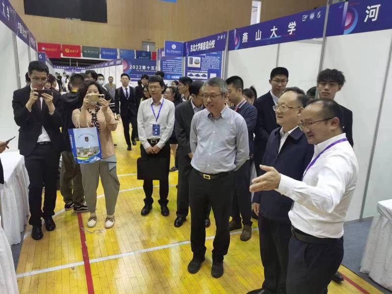 Prof. Zhou introduce the project to leaders of the Department of Higher Education of the Ministry of Education and the Jiangsu Provincial Department of Education